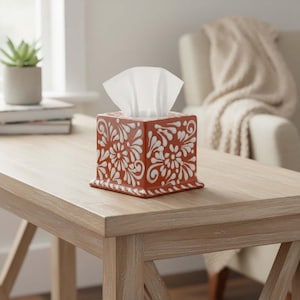 Caja de pañuelos de Talavera / Diseño floral marrón y blanco