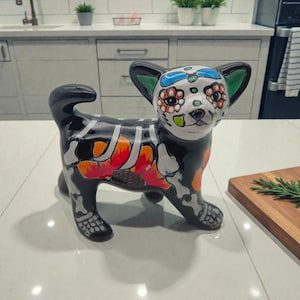 Figura de Chihuahua de Talavera / Arte del Día de Muertos pintado a mano