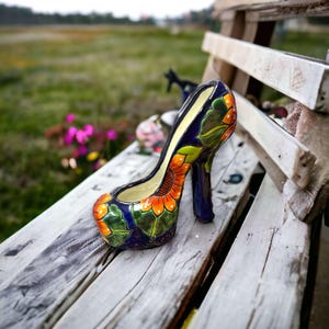 Bunte Talavera High Heel Statue | Handgemachtes mexikanisches Wohndekor