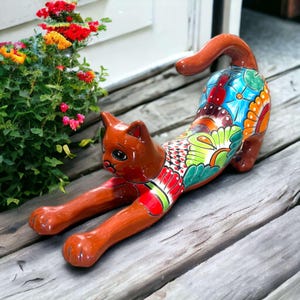 Statue de chat qui s&#39;étire de Talavera | Art populaire mexicain peint à la main