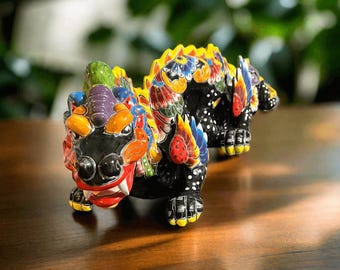 Estatua de dragón de Talavera hecha a mano / Arte cultural mexicano vibrante