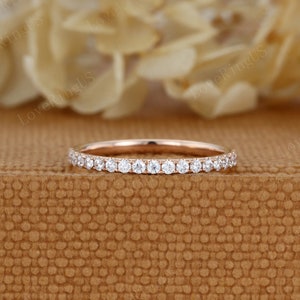 Anillo de boda de moissanita para mujer, anillo de boda de oro rosa vintage único, anillo apilable a juego de media eternidad, delicado anillo de promesa nupcial, regalo.