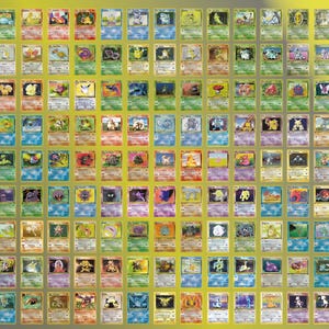 Può includere: Una collezione di oltre cento carte collezionabili Pokémon, ognuna con illustrazioni e design unici. Le carte sono disposte a griglia su uno sfondo sfumato giallo e grigio, mostrando una varietà di personaggi e colori.
