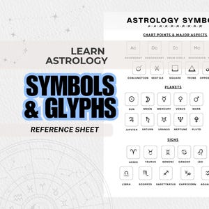 以下が含まれることがあります： Learn Astrology Symbols & Glyphsというタイトルのデジタルダウンロード用リファレンスシート。白い用紙に黒い文字とアイコンが印刷されており、チャートポイント、アスペクト、惑星、星座のセクションに分類され、それぞれラベルが付けられています。