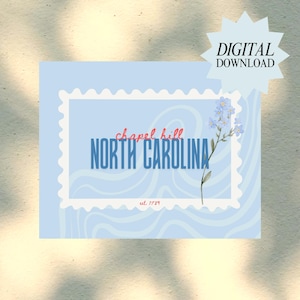 Könnte beinhalten: Ein hellblaues digitales Download-Produkt mit den Worten "Chapel Hill North Carolina" in einem stempelartigen Design. Das Design enthält ein florales Element und den Text "est. 1789". Eine Stern-Grafik oben rechts lautet "DIGITALER DOWNLOAD".