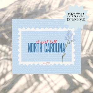 Könnte beinhalten: Ein hellblauer Digitaldruck mit den Worten "Chapel Hill North Carolina" in einem Stempeldesign. Der Druck enthält eine Blumenillustration und den Text "est. 1789". Eine hellblaue Sternform mit den Worten "DIGITALER DOWNLOAD" befindet sich in der oberen rechten Ecke.