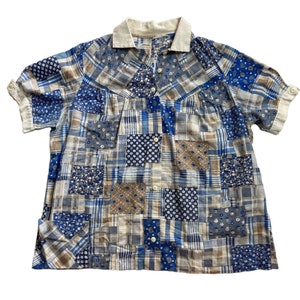 Vintage 50s / 60s Womens Patchwork Quilted Blue Short Sleeve Blouse Top // Size Medium