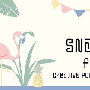 Könnte beinhalten: Eine tropisch angehauchte Grafik mit einem rosa Flamingo, einer Ananas und Blättern. Der Text "SNAKE FONT" wird in einer einzigartigen, stilisierten Schriftart mit "CREATIVE FONTS CO." darunter angezeigt.
