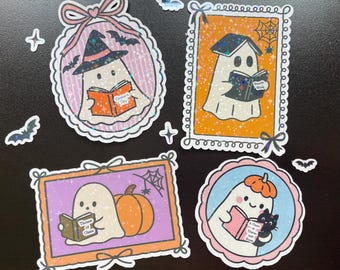Könnte beinhalten: Eine Sammlung von Halloween-Stickern mit Cartoon-Geistern, die Bücher lesen. Die Sticker zeigen Geister mit Hexenhüten, die Kürbisse halten und mit schwarzen Katzen. Die Sticker haben ein glitzerndes Finish und sind von dekorativen Rahmen umgeben.