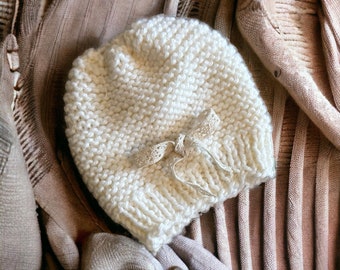 bonnet  bébé  en laine avec dentelle