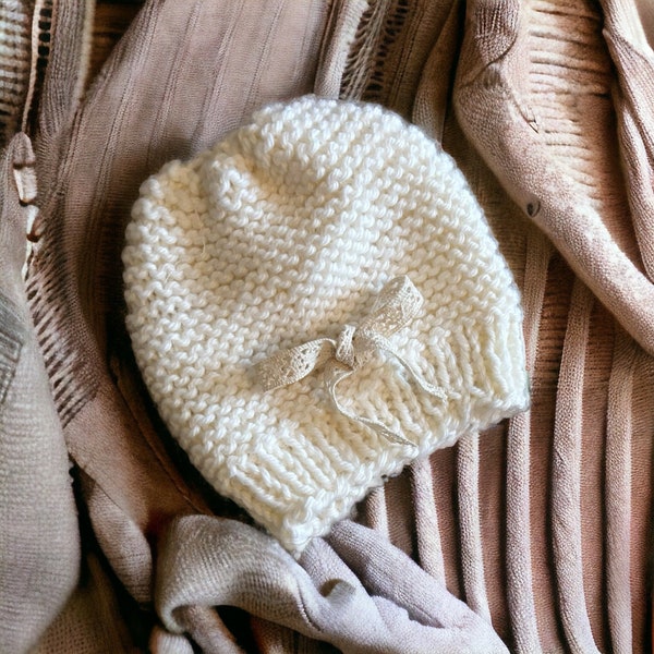 bonnet  bébé  en laine avec dentelle