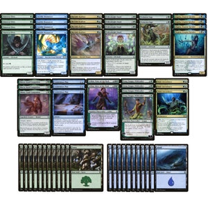 Op de afbeelding: Een verzameling van 40 Magic: The Gathering kaarten met groene, blauwe en gouden illustraties. De kaarten bevatten wezens, landschappen en spreuken. De kaarten zijn gerangschikt in een rasterpatroon op een zwarte achtergrond.