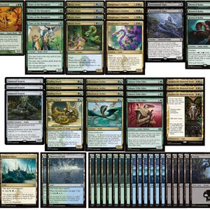 Puede incluir: Una colección de cartas coleccionables de Magic: The Gathering, con varias cartas de criaturas y tierras. Las cartas muestran ilustraciones coloridas de serpientes, criaturas míticas y paisajes. Las cartas están en inglés.