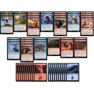 Puede incluir: Un conjunto de 60 cartas de Magic: The Gathering que presentan varias criaturas, hechizos y tierras. Las cartas son de color azul, rojo y negro con ilustraciones de personajes y escenas de fantasía.