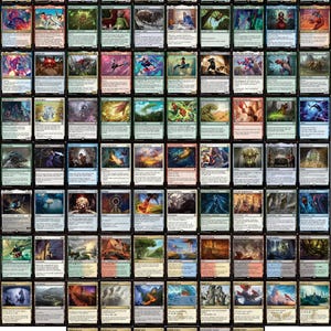 Op de afbeelding: Een verzameling Magic: The Gathering ruilkaarten, met diverse fantasy-kunstillustraties. De kaarten zijn gerangschikt in een raster, met een verscheidenheid aan kleuren en ontwerpen, waaronder personages, landschappen en abstracte elementen.