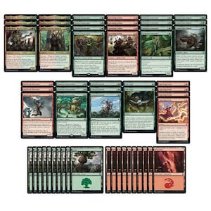 Könnte beinhalten: Eine Sammlung von 60 Magic: The Gathering-Karten, darunter Kreaturen, Zauber und Länder. Die Karten zeigen eine Vielzahl von Farben, darunter Grün, Rot und Schwarz. Die Karten sind in Reihen und Spalten angeordnet, wobei die Namen der Karten oben auf jeder Karte sichtbar sind.