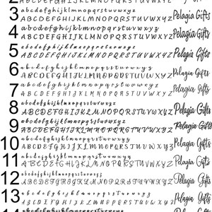 Puede incluir: Imagen que muestra 15 estilos de fuente diferentes, cada uno mostrando los alfabetos en min&uacute;sculas y may&uacute;sculas, junto con el logotipo "Pelagia Gifts" en cursiva. Ideal para dise&ntilde;o gr&aacute;fico y tipograf&iacute;a.