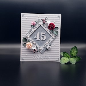 Handgemachte 45.Geburtstagskarte, 3D Karte mit Rosen aus Pappe, alles Gute zum Geburtstag, Grußkarte in weiß und grau, Karte in Geschenkbox
