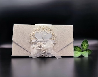Personalisierter Hochzeitsgeldumschlag in einer Geschenkbox - weiß, elegant, mit Rosen, Herzen und einer Schleife