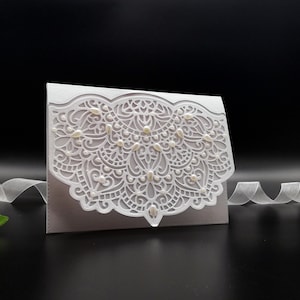Elegante witgeldenvelop, geldcadeau-envelop, huwelijkscadeau-envelop in geschenkverpakking, voucher-envelop, papieren kanten envelop, parelkralen