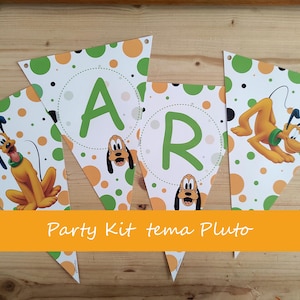 Può includere: Una ghirlanda per feste con Pluto il cane. I festoni sono bianchi con pois verdi e arancioni. Le lettere "A" e "R" sono visualizzate su due dei festoni. Lo striscione ha una fascia arancione con il testo "Party Kit tema Pluto".