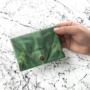 Smaragdgroene mini leren envelopportemonnee - handgemaakte portemonnee voor haar - perfect gepersonaliseerde kaartportemonnee cadeau - kerstcadeau leer