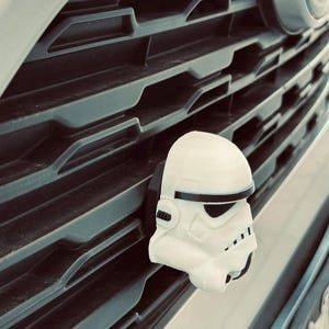 Insignia de Star Wars para parrilla, mini emblema de casco de soldado de asalto, decoración, accesorio para coche, compatible con Toyota RAV4.
