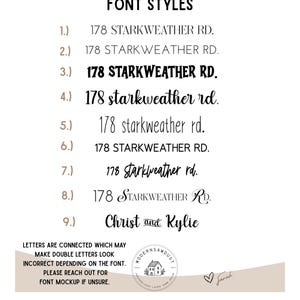 Pu&ograve; includere: Uno sfondo bianco mostra nove stili di carattere con il testo "FONT STYLES". Ogni stile mostra l'indirizzo "178 STARKWEATHER RD." o nomi. Un testo aggiuntivo spiega che le lettere collegate potrebbero apparire errate. Sono presenti anche un logo e una firma.