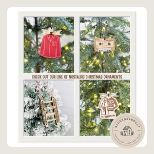 Pu&ograve; includere: Una collezione di decorazioni natalizie nostalgiche. Gli ornamenti includono una giacca rossa, una cassetta, una scala e un accappatoio. Il testo "CHECK OUT OUR LINE OF NOSTALGIC CHRISTMAS ORNAMENTS" &egrave; visualizzato.