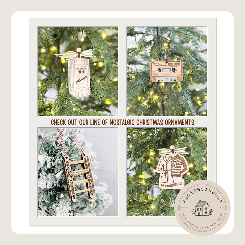 Pu&ograve; includere: Una collezione di decorazioni natalizie in legno, tra cui una cassa, una musicassetta, una scala e un accappatoio e un cappotto. Gli ornamenti sono appesi a un albero di Natale con luci. Il testo "CHECK OUT OUR LINE OF NOSTALGIC CHRISTMAS ORNAMENTS" &egrave; visibile.