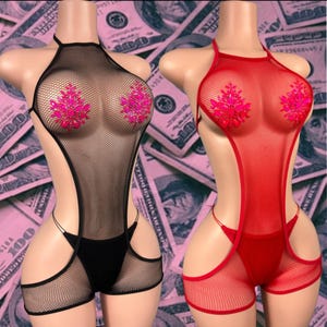 Op de afbeelding: Twee halter-bodysuits, één zwart en één rood, weergegeven op mannequins. De zwarte bodysuit heeft een visnetontwerp met een effen zwarte onderkant. De rode bodysuit heeft een vergelijkbaar ontwerp. Beide hebben roze strass-versieringen.