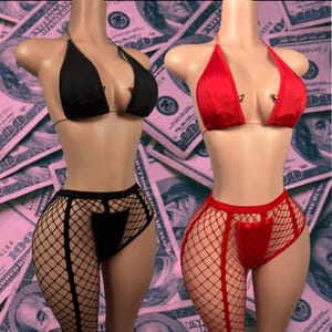 Könnte beinhalten: Zwei Dessous-Sets, eines in Schwarz und eines in Rot, auf Schaufensterpuppen präsentiert. Jedes Set enthält ein Neckholder-Top und Shorts aus Fischernetz. Das schwarze Set hat ein einfarbiges schwarzes Top und Shorts, während das rote Set ein Top aus Satin und Shorts aus Fischernetz hat.