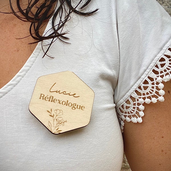 Badge personnalisé hexagonal en bois - Métier, mariage, évènement