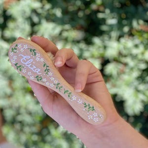 誕生花入りパーソナライズベビーブラシ | カスタム木製ヘアブラシ | 新生児ギフト | 洗礼ギフト | 1歳の誕生日の記念品