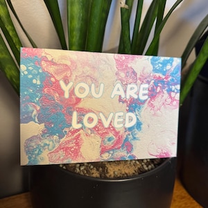 Carte de voeux Trans Pride You are Loved - 10 x 15 cm - rose et bleu - intérieur vierge - LGBTQ+