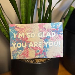 Je suis tellement content que vous soyez ! Carte de voeux Trans Pride - 10 x 15 cm - Rose et bleu - Intérieur vierge - LGBTQ+