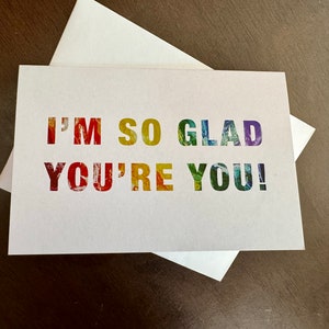 Carte de voeux arc-en-ciel - Affirmation positive - Je suis si heureux que vous soyez - 10 x 15 cm - Art de la fierté subtile - 100 % PCW - Papier recyclé - Respectueux de l'environnement