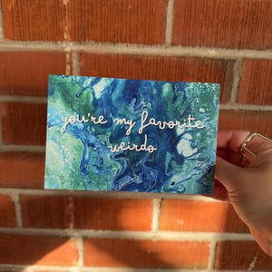 Tu es ma carte de voeux bizarre préférée - 10 x 15 cm - vierge à l'intérieur - 100 % papier PCW - cursive - amour et amitié - anniversaire - bleu vert