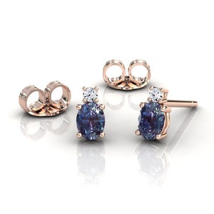 Boucles d’oreilles ovales en alexandrite, Dainty Prong Set 14k Rose Gold Studs, Bijoux d’anniversaire minimalistes, Boucles d’oreilles en pierre précieuse de pierre de naissance de juin