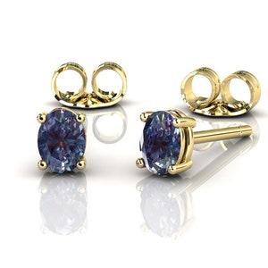 Boucles d’oreilles ovales en alexandrite, Dainty Prong Set 14k Yellow Gold Studs, Bijoux d’anniversaire minimalistes, Boucles d’oreilles en pierre précieuse de pierre de naissance de juin