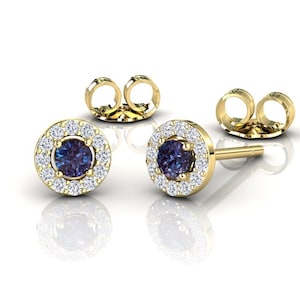 Boucles d’oreilles Alexandrite Stud Halo, clous en or jaune 14 carats délicats, bijoux d’anniversaire uniques minimalistes, boucles d’oreilles en pierre précieuse de pierre de naissance de juin