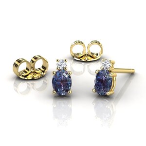 Boucles d’oreilles ovales en alexandrite, Dainty Prong Set 14k Yellow Gold Studs, Bijoux d’anniversaire minimalistes, Boucles d’oreilles en pierre précieuse de pierre de naissance de juin