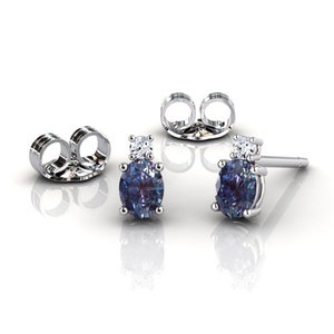 Boucles d’oreilles ovales en alexandrite, Dainty Prong Set 14k White Gold Studs, Bijoux d’anniversaire minimalistes, Boucles d’oreilles en pierre précieuse de pierre de naissance de juin