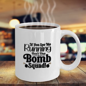 走っている私を見たら止まらないで、爆弾処理班！コーヒーマグ　おもしろい　感動的　モチベーションアップ　MG000237