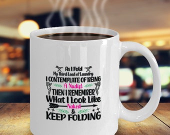 Während ich meine dritte Ladung Wäsche falte, denke ich daran, ein Nudist zu sein Kaffeetasse Lustig Inspirierend Motivational MG001230