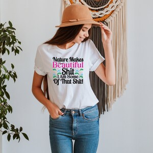 Könnte beinhalten: Weißes T-Shirt mit einem grafischen Aufdruck, auf dem "Nature Makes Beautiful Shit I Am Some Of That Shit!" steht.