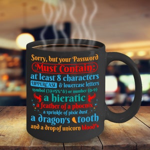 以下が含まれることがあります： 黒いコーヒーカップに、白いデザインで「申し訳ありませんが、パスワードには次のものが必要です。8文字以上、大文字と小文字、記号 (!@#$%^&) または数字 (0-9)、ヒエログリフ、フェニックスの羽、妖精の粉、ドラゴンの歯、ユニコーンの血一滴」と書いてあります。