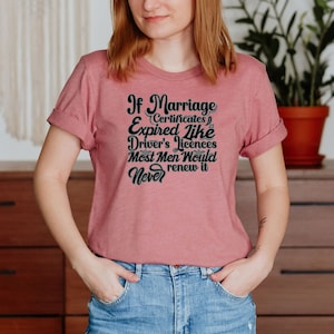 Gdyby akty małżeństwa wygasły tak jak prawa jazdy, większość mężczyzn nigdy by ich nie odnowiła. Koszulka unisex, inspirująca, motywująca, zabawna TS001225