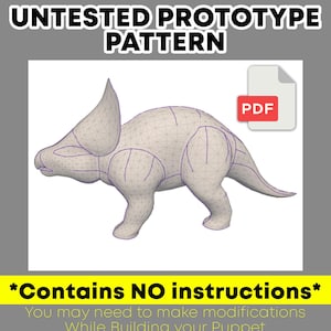 Puede incluir: Un modelo 3D gris de un dinosaurio triceratops, con líneas moradas que delinean las piezas del patrón. El texto "UNTESTED PROTOTYPE PATTERN" está en la parte superior de la imagen. El texto "PDF" está en un cuadro rojo. El texto "*Contains NO instructions*" está en un cuadro amarillo. El texto "You may need to make modifications While Building your Puppet" está debajo del cuadro amarillo.