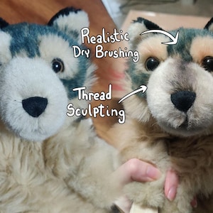 Op de afbeelding: Twee pluche wolven met donkergrijze en beige vacht, zwarte neuzen en bruine ogen. Tekst op de afbeelding wijst naar de kenmerken, Realistic Dry Brushing en Thread Sculpting, wat het gedetailleerde vakmanschap van de knuffels benadrukt.